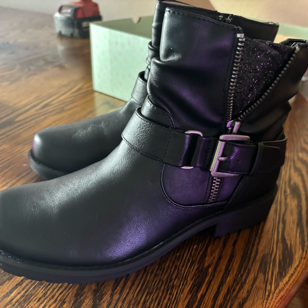 Girls boots size 4